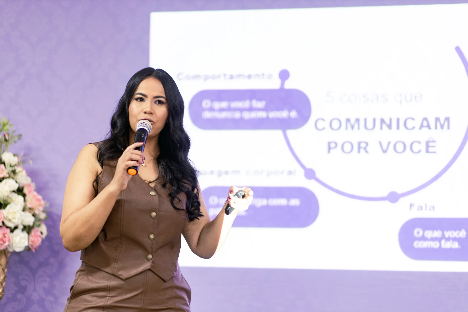 Profissional desenvolvendo a comunicação durante treinamento de oratória
